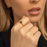 Anillo solitario de plata 925 bañado en oro 18k con un ónix negro rectangular engarzado.
