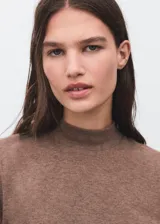 Camiseta de punto color marrón, con cuello perkins y diseño recto sin mangas.
