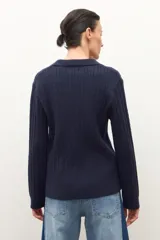 Sweater azul marino de tejido de punto con cuello polo y escote en V. Presenta un diseño de trenzas verticales en toda la prenda y mangas largas.