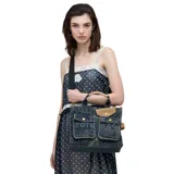 Bolso tipo tote de Marc Jacobs confeccionado en denim, con diseño estructurado que incluye dos bolsillos frontales con solapa y cierre de broche metálico. Presenta el logo bordado en el frente y asas superiores reforzadas junto con una correa ajustable para llevar al hombro.