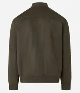 Chaqueta bomber masculina de color verde militar, confeccionada en poliéster con un toque de elastano, diseño liso, cuello mao y cierre frontal de cremallera.