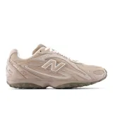 Championes New Balance modelo 204L, de perfil bajo con diseño inspirado en el running de los años 2000. Presenta una capellada de ante premium en tono beige con superposiciones arqueadas, logotipo N de doble capa en el lateral y suela de EVA con diseño técnico.