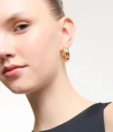 Aros medianos dorados, de metal, con forma de media caña gruesa y cierre de tornillo.