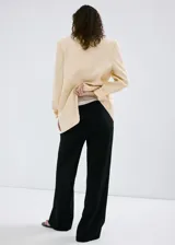 Pantalón de corte recto y largo, color negro, con cintura ajustable con cordón y bolsillos laterales.