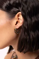 Aro tipo argolla pequeña de acero quirúrgico, decorado con mostacillas entrelazadas en tonos marrones y azules.