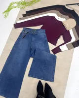 Remera de manga larga confeccionada en jersey suave, con cuello redondo y ajuste al cuerpo.