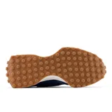 Championes New Balance modelo 327, de estilo retro running. Presentan un empeine de gamuza azul marino con la icónica 'N' lateral en color bordó. La entresuela es de color blanco y la suela exterior de goma con relieve en color caramelo.