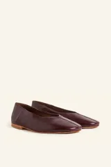 Zapato chatita de cuero bordó, de una sola pieza, con punta cuadrada y suela de cuero natural.