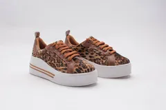 Championes marrones de eco-cuero con plataforma blanca con dos líneas negras horizontales.