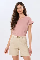 Bermuda de lino clásica color beige, de corte recto y tiro alto, con bolsillos laterales y vuelta en el ruedo. Incluye un cinto trenzado claro con detalles en marrón y hebilla metálica dorada.