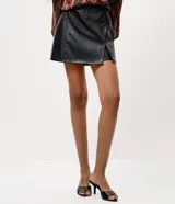 Short pollera de poliuretano color negro, de tiro alto y diseño ajustado con corte frontal cruzado y abertura lateral.