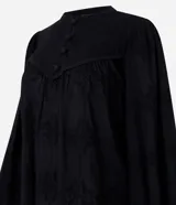 Blusa tipo bata confeccionada en voile color negro, con cuello padre con botones en la vista, recorte V en el busto y mangas largas.