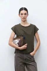 Remera de algodón color verde oliva, con cuello redondo, mangas cortas con dobladillo y detalle de botones laterales.