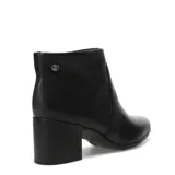 Botas de caña baja Bottero confeccionadas en cuero negro con textura granulada, diseño minimalista y taco cuadrado de altura media.