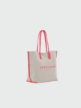 Bolso shopper Longchamp modelo Le Roseau Essential, color crudo con detalles en verde. Presenta logo de la marca en verde y doble asa de hombro.