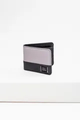 Billetera bi-fold combinada en dos tonos de gris, confeccionada en cuero vegano y poliéster. Cuenta con cuatro compartimentos internos y un bolsillo para monedas. Presenta un parche decorativo con el logo 'XII Infinite' en la parte frontal inferior.