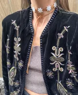 Gargantilla de cuero marrón con dije de estrellas espejadas.