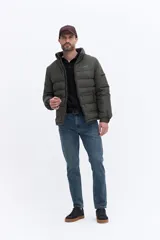 Campera puffer de nylon con diseño matelaseado, cuello alto y cierre frontal. Presenta un corte regular, bolsillos laterales con cierre y logo bordado en el pecho.