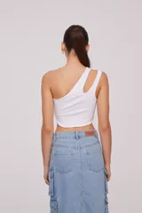 Top corto blanco de algodón, con un solo hombro y corte asimétrico.