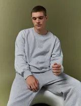 Sweater básico de cuello redondo y manga larga, confeccionado en tejido circular con puños y cuello en tejido canalé.