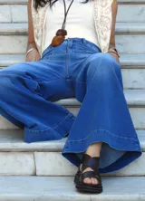 Jean de mujer color azul claro, de corte wide leg, con bolsillos delanteros de parche y bolsillos traseros.