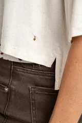 Remera de manga corta, color beige claro jaspeado, con corte al cuerpo y cuello redondo.