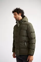 Campera de abrigo negra con capucha, cierre frontal con cremallera y botones a presión, bolsillos laterales con cierre, puños ajustados y logo estampado y en goma.