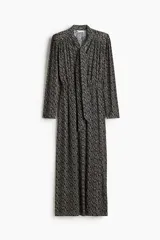 Vestido largo de corte holgado en tejido de crepé con frente cruzado cosido, escote en V y cuello elevado con tira. Modelo de manga larga con hombreras, canesú con frunces adelante y atrás, y elástico fino en la cintura.