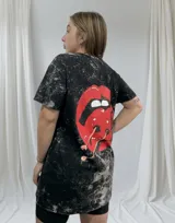 Remerón negro con efecto acid wash y estampado en la espalda de una boca roja con cerezas colgando.