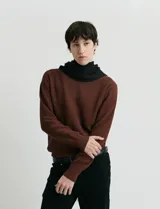 Sweater de punto con escote redondo, confeccionado en algodón con textura de punto fantasía en cuerpo y mangas, y terminaciones en punto canalé en cuello y puños.
