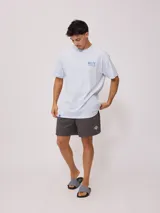 Short gris de algodón con cintura elástica ajustable con cordón y logo estampado en la pierna.