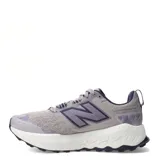 Championes New Balance modelo Garoe, con tecnología Fresh Foam en la entresuela para mayor amortiguación. Presentan un diseño en tonos gris y lila, con malla transpirable y refuerzos sintéticos en la puntera y laterales. Incluyen el logo N característico y suela con relieve para mayor tracción.