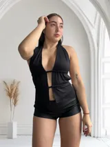 Top negro con escote halter y espalda descubierta.