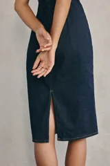 Vestido midi de denim azul oscuro, sin mangas, con cuello redondo y costuras pespunteadas a contratono al frente.