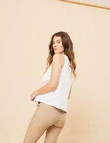 Musculosa blanca de lino con escote redondo y corte a la cadera.