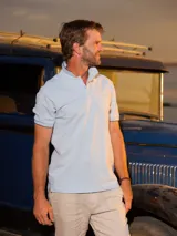 Remera tipo polo negra de algodón, con cuello y borde de mangas con línea blanca.