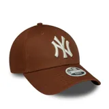 Gorra de béisbol New Era modelo 9FORTY de los New York Yankees, color marrón café con visera curva. Presenta el logotipo "NY" bordado en relieve en color blanco en el frente y el logo de New Era bordado en el lateral izquierdo. Cuenta con cierre ajustable en la parte posterior.