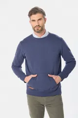 Buzo azul de felpa de algodón tipo deportivo con terminación super soft y bolsillo canguro.