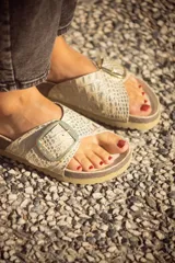 Sandalia Kiko's con base de corcho, tira ancha con estampado croco color dorado y hebilla metálica plateada.