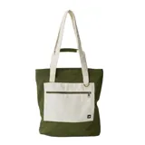 Bolso tote verde militar confeccionado en nylon resistente al agua, con un bolsillo frontal grande en color crudo que incluye cierre horizontal y una anilla metálica. Cuenta con asas largas de hombro en color crudo y una manija superior corta.