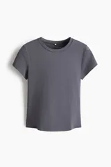 Remera deportiva de tejido funcional con tecnología DryMove, diseñada para absorber el sudor y mantener la frescura. Presenta cuello redondo, mangas cortas y un corte ajustado con bajo recto.