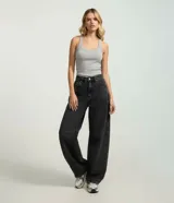 Musculosa gris de algodón con cuello redondo en rib.