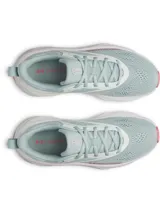 Championes de running Under Armour modelo W Rogue 6, color verde menta con suela blanca y detalles en rosado. Confeccionados con parte superior de malla transpirable, superposiciones de TPU y amortiguación Charged+ en la entresuela.
