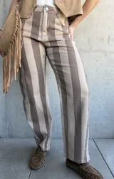Jean de tiro medio con diseño de rayas verticales en tonos beige y marrón, corte recto y con elastano.