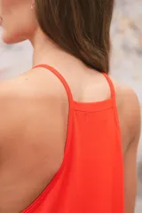 Musculosa de morley elastizado color rojo, con cuello redondo y silueta amplia en corte A.