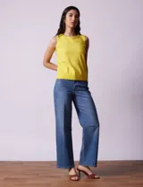 Musculosa tejida color naranja, de hilado fino y cuello redondo.