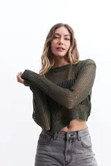 Sweater de punto calado color verde militar con sutiles brillos.