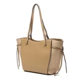 Cartera grande color taupe de PU (cuero sintético), con asas dobles, ajuste de tamaño con cintas laterales, cierre superior y forro interior textil con bolsillo interno con cierre.