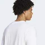 Remera blanca de manga corta con cuello redondo, con el escudo del Real Madrid en azul y el logo de Adidas en la parte superior.