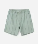 Bermuda de playa para hombre, de corte recto y color verde menta, confeccionada en algodón texturizado con diseño de rayas sutiles. Cuenta con cintura elástica con cordón de ajuste, bolsillos laterales y diseño sin estampas.